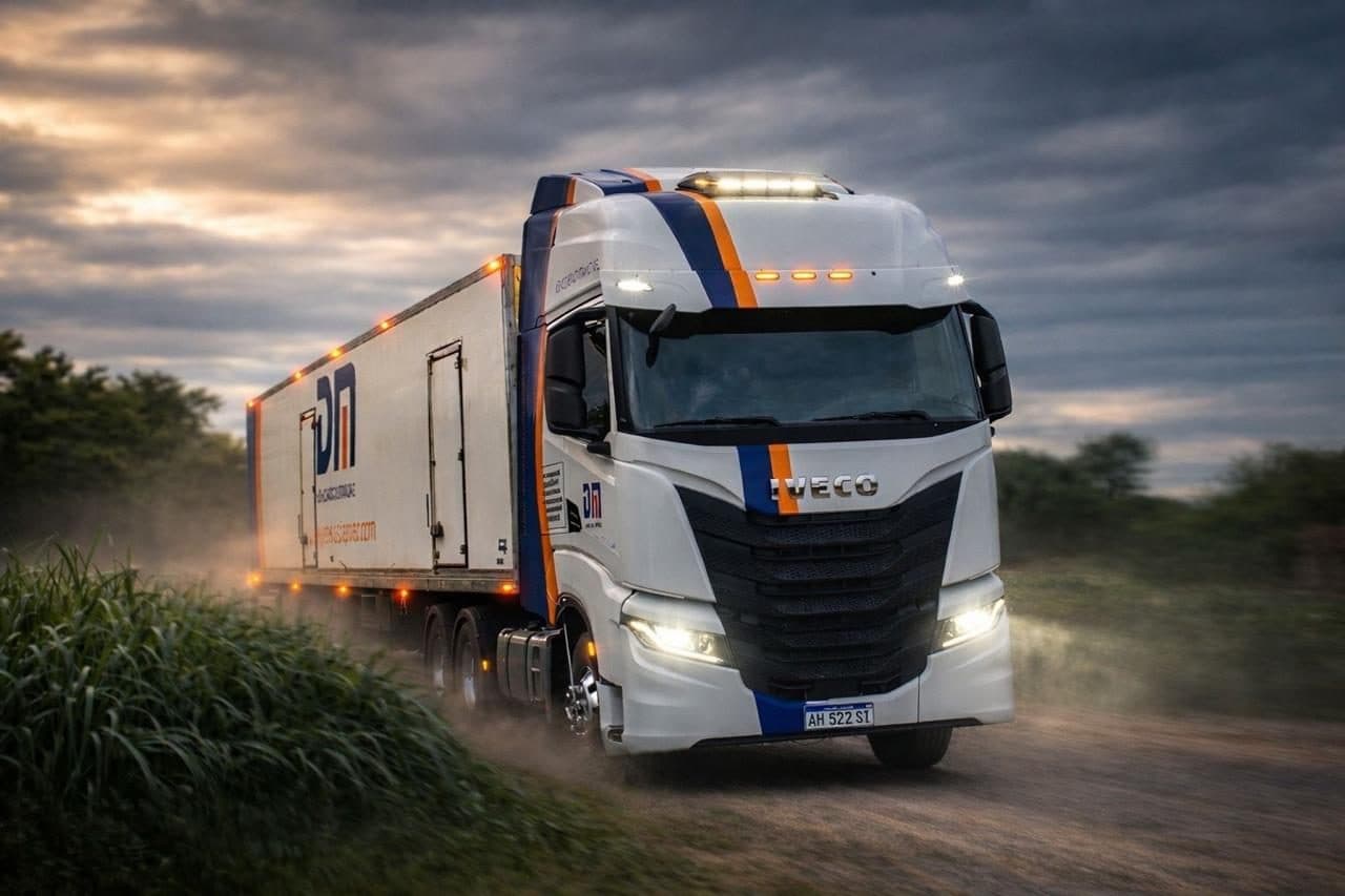 Camión IVECO S-Way de Expreso Diemar en ruta al atardecer